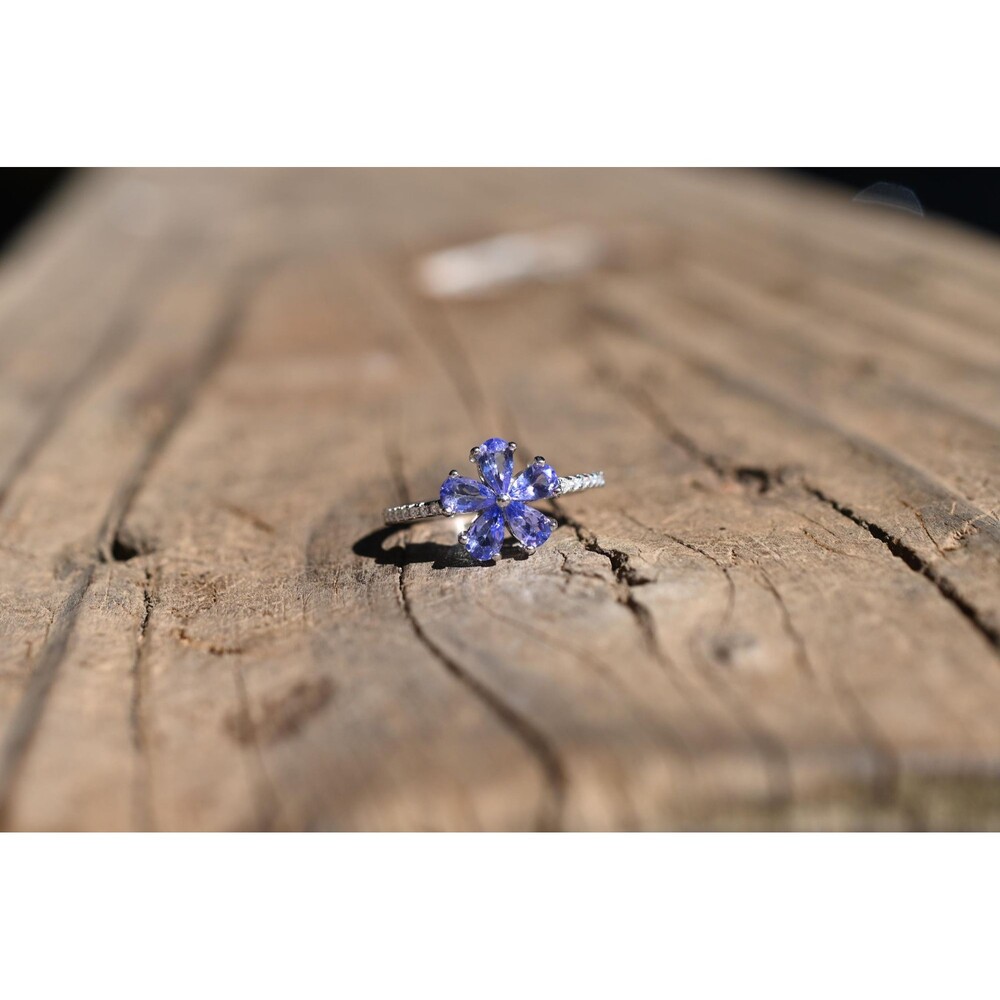 Tanzanite ring size 7 in 925 sterling silver